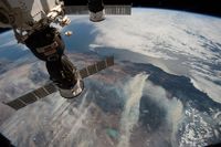 Die Internationale Raumstation (ISS) über der Erdoberfläche