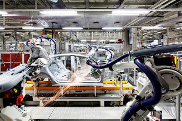 Eine Converged OT- und IT-Lösung der Enterprise-Klasse in einem einzigen, robusten System, das Computing- und Management-Technologie auf Rechenzentrumsniveau an den Edge bringt.