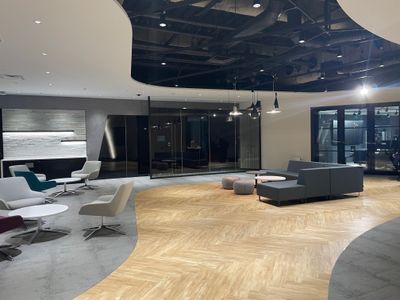 本社受付前のロビーと奥に新EBCスタジオ