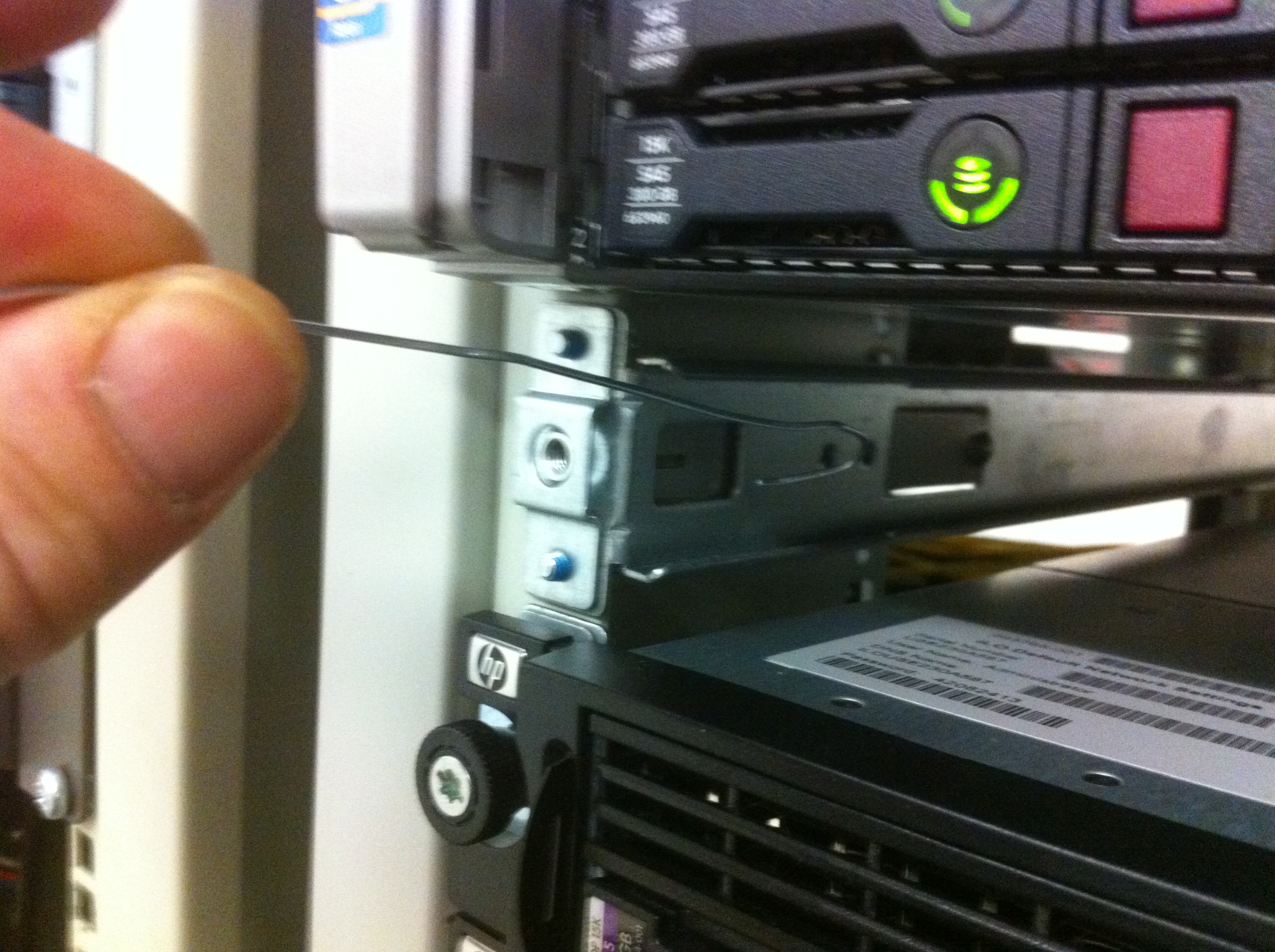 Solved: Proliant DL 360 Gp4 Remove Rails from Server Rack - Hewlett Packard  Enterprise Community - 6629318