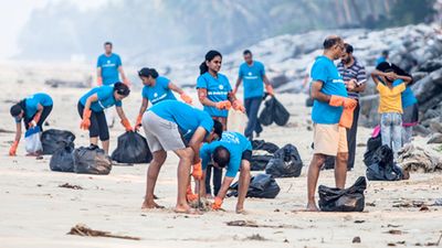 社員ボランティアによるビーチ清掃(分社前に撮影)