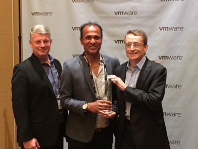 Satya Varharajan (VMware Alliance Director, HPE) collects the WW award from Tom Hermann (VP of Global Strategic Alliances, VMware) and Pat Gelsinger (Chief Executive Officer, VMware)